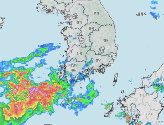 무더위가 계속되는 수도권·강원도, 남부지방은 장맛비 재발
